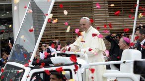 Papa Francisco bendice a mujer de cien años en inesperada parada del papamóvil