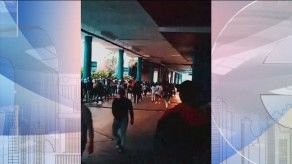 Jóvenes se aglomeran fuera de centro comercial para comprar zapatillas