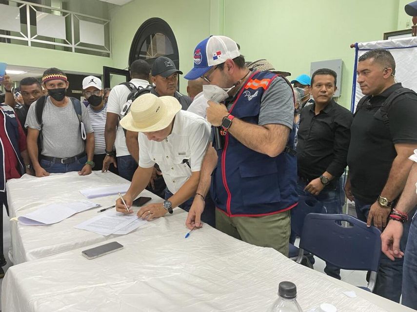 Momentos en que los dirigentes de Anadepo firmaron el acta de compromiso con el Gobierno Nacional en Veraguas.