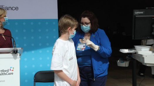 La vacuna de la covid de Pfizer es altamente efectiva en adolescentes