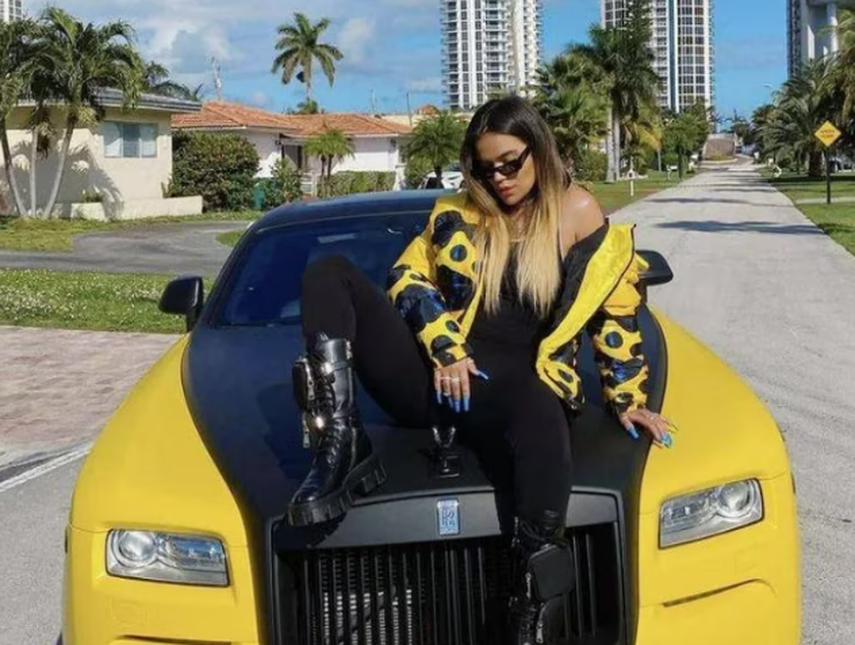 Karol G junto a su Rolls Royce Ghost. Karol G junto a su Rolls Royce Ghost.