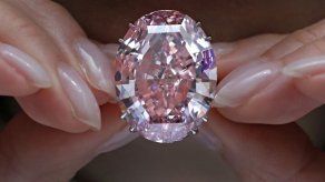 Subastan diamante por récord de 71