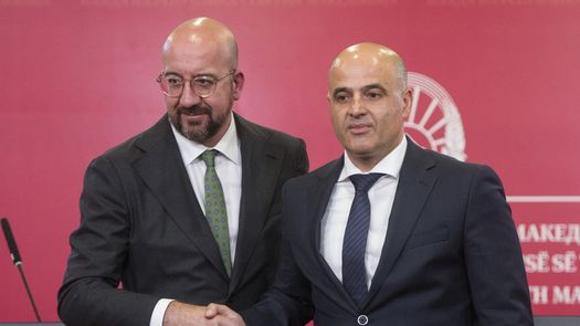 El presidente del Consejo Europeo, Charles Michel, y el primer ministro de Macedonia del Norte, Dimitar Kovacevski.