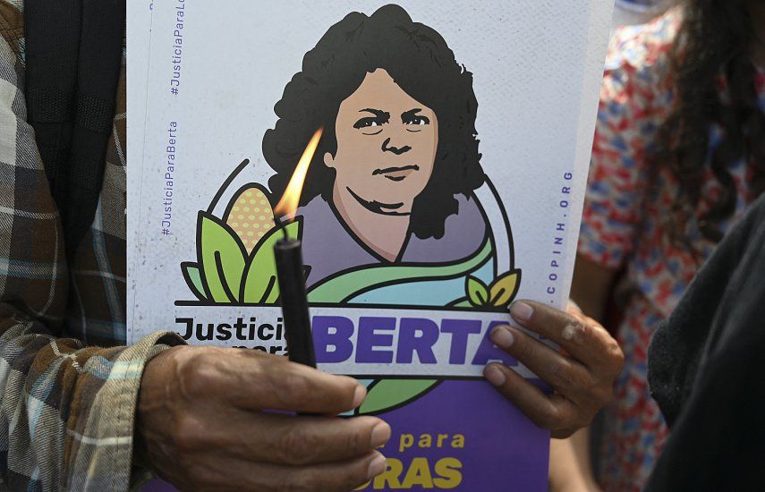 Afiche de la ambientalista asesinada Berta Cáceres.