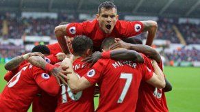 Liverpool sube al segundo puesto tras remontar ante Swansea