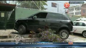 Automóvil queda en las escalinatas del Instituto Panamericano