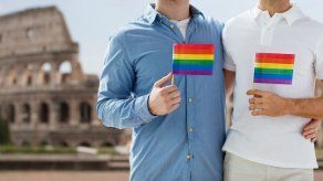 Detenida en Indonesia pareja homosexual por foto en Facebook