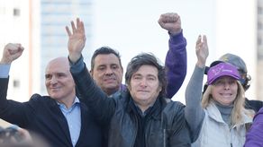 Presidente Javier Milei fue evacuado de un acto electoral por incidentes con manifestantes opositores.