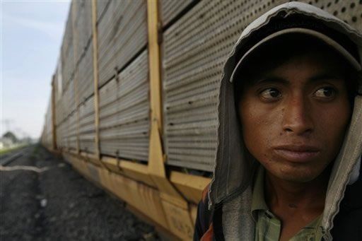 México: rescatan a 81 migrantes secuestrados en frontera con EEUU