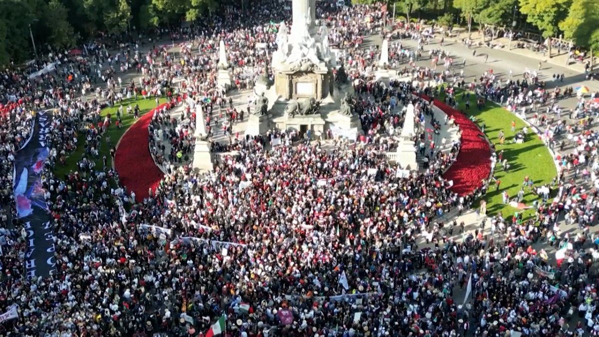 AMLO encabeza multitudinaria marcha en México y muestra músculo de cara a presidenciales