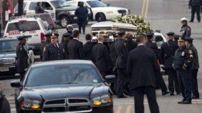 Llevan restos de Whitney Houston a cementerio de Westfield