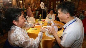 Familias coreanas separadas se reúnen por segundo día en un ambiente privado