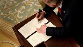 Trump amenaza con imponer aranceles a todas las importaciones de productos chinos