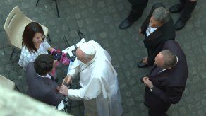 Bernal regala una bicicleta al papa y confiesa que es el momento más bonito de su vida Bernal regala una bicicleta al papa y confiesa que es el momento más bonito de su vida