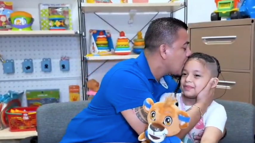 Niña chiricana vuelve a escuchar tras un implante en su oído por la CSS.