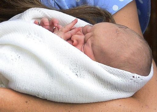 Catalina y Guillermo presentan a su hijo al salir del hospital