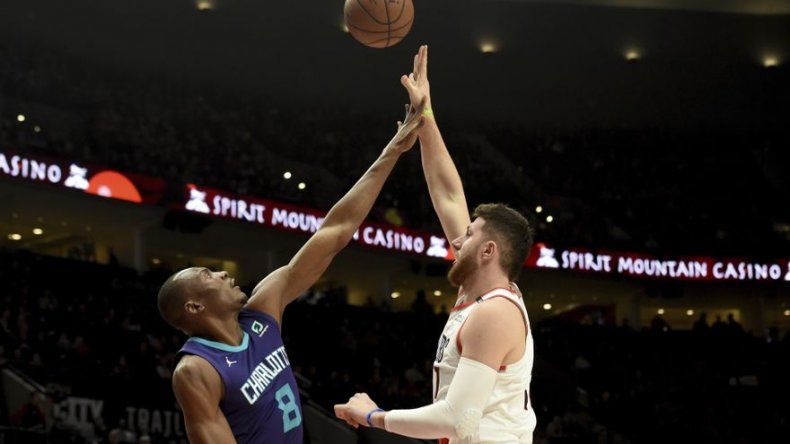 McCollum ayuda a Trail Blazers a apalear a Hornets