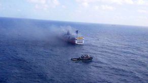 Autoridades de Estados Unidos evalúan el barco incendiado en Puerto Rico