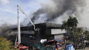Enorme incendio arrasa un mercado histórico de Yakarta