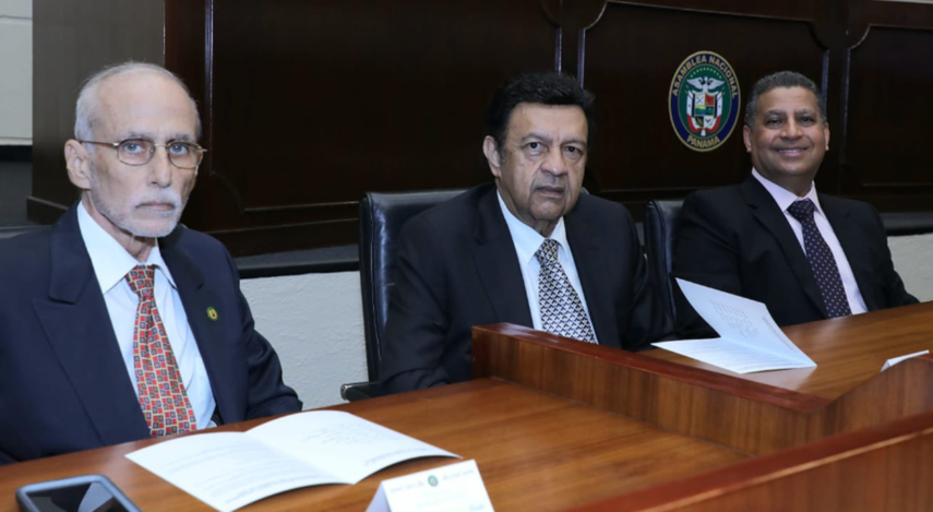 Osvaldo Ayala recibe tremendo reconocimiento por la Asamblea Nacional