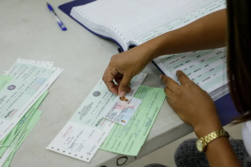 Pago de Becas vigentes y PASE-U por cheque.