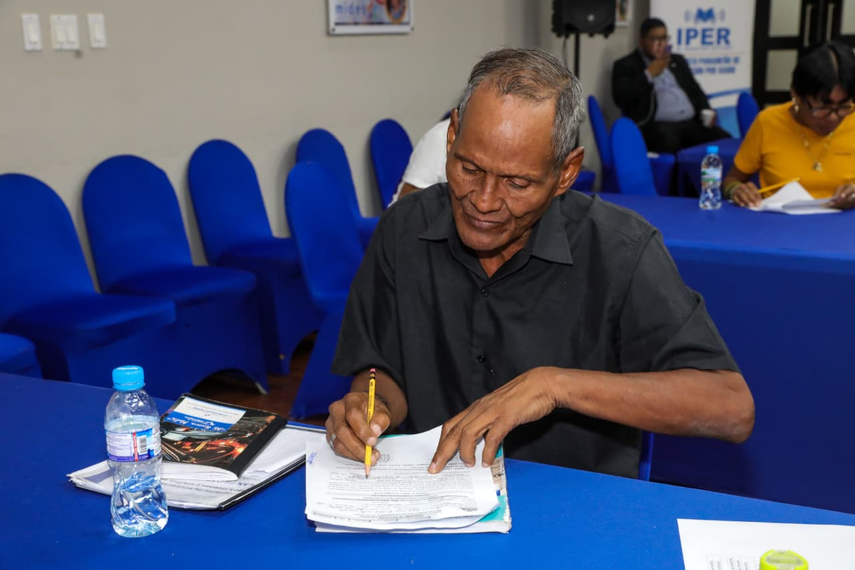 MIDES - El señor Santoya luce camisa negra. MIDES - El señor Santoya luce camisa negra.