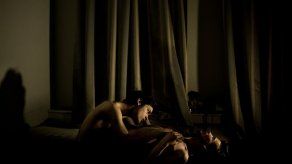 Imagen de una pareja gay en Rusia gana el World Press Photo