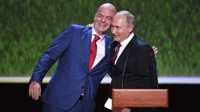 Infantino aprovecha Mundial para codearse con Putin