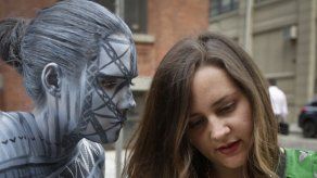 Pintora corporal funde modelos con emblemas de NY