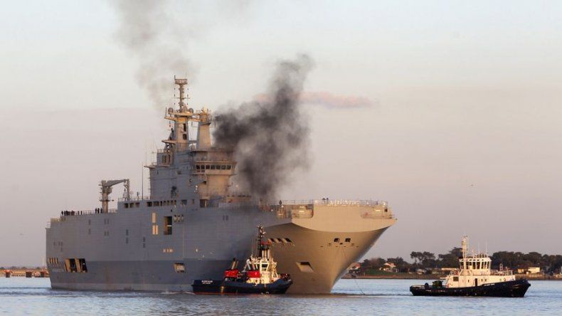 Francia venderá buque a Rusia pese a sanciones