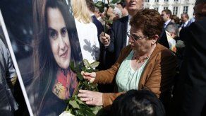 Flores en el Támesis para recordar a la diputada británica asesinada