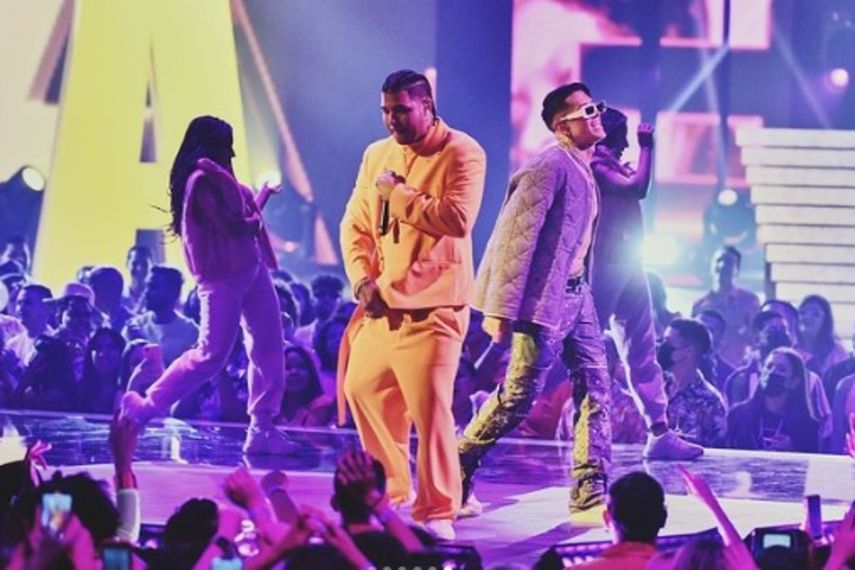 Boza enciende el escenario de Premios Juventud con el remix de su hit Ella