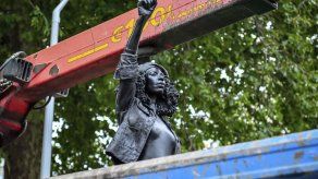 Retiran estatua de activista negra de un pedestal en Bristol