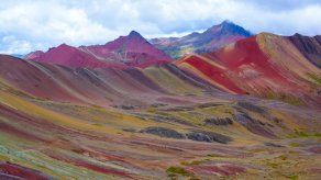 La famosa montaña arco iris de Perú recibe 1.500 visitantes cada día