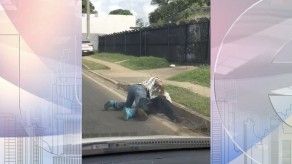 Dos hombres resuelven sus diferencias a golpes en la vía pública en Los Santos