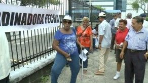 Con huevos en mano, jubilados y pensionados exigen aumento salarial