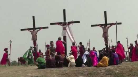 Se crucifican filipinos en el Viernes Santo