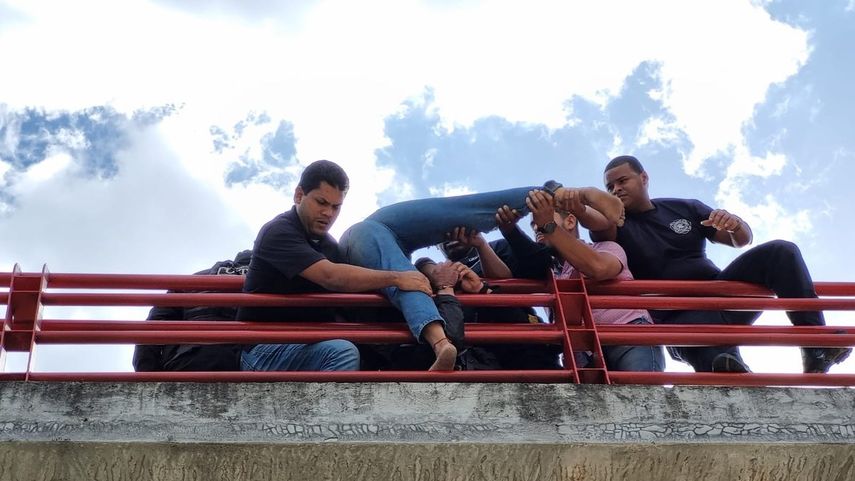 Cinta Costera: El impactante momento en que rescatan a una mujer que amenazaba con tirarse de un puente