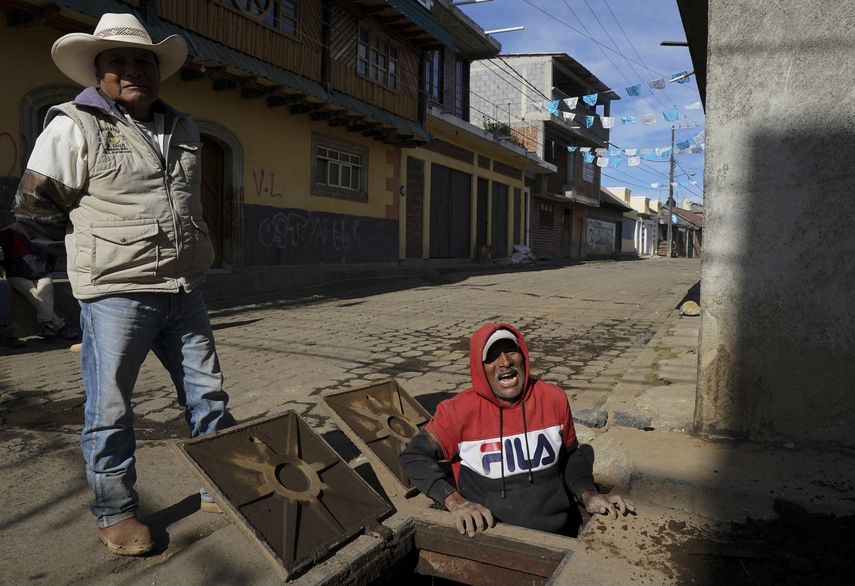 Las frías mañanas de invierno en Comachuén son un regreso a otra época. Los hombres están de regreso en el pueblo por el paro estacional del trabajo agrícola en Estados Unidos.