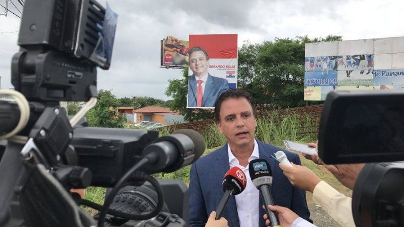 Gerardo Solís retira propaganda política en la Vía Tocumen
