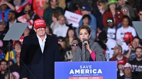 El expresidente de los Estados Unidos, Donald Trump, y Kari Lake.