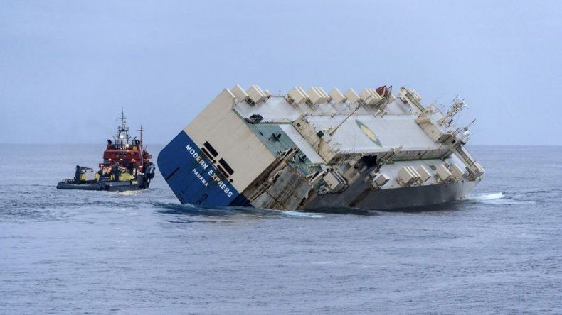 Remolcan gran carguero panameño que quedó a la deriva en Francia
