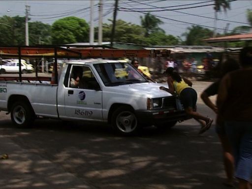 Auto arrolla mujer en medio de una protesta