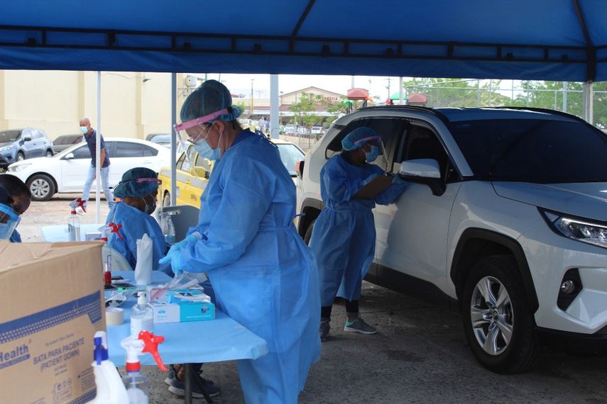 Toma de hisopados para detectar casos positivos de covid-19.