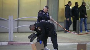 Videos colocados en internet parecen mostrar a residentes matando a tiros al atacante en el lugar.