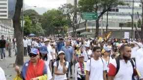 Oposición marcha en silencio tras ola de disturbios en Venezuela