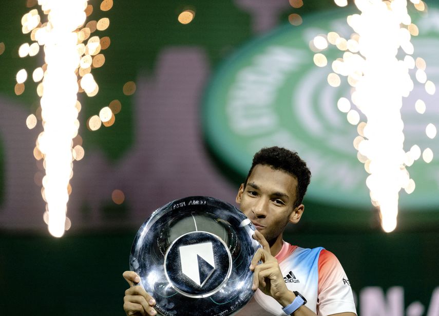 El canadiense Felix Auger-Aliassime posa con el trofeo.