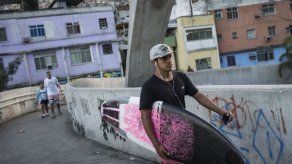 Surf aleja a niños de favelas de Río de Janeiro