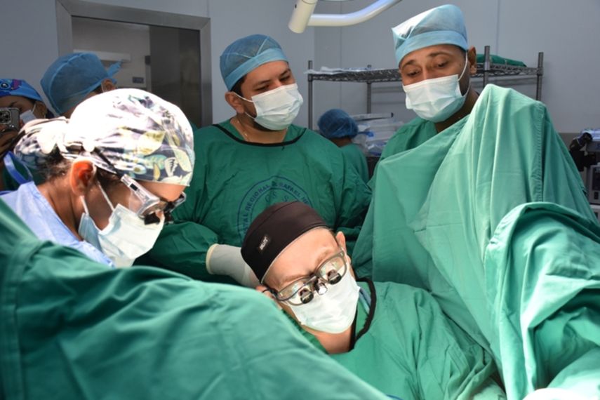 CSS y expertos internacionales realizan innovador procedimiento urológico en Chiriquí