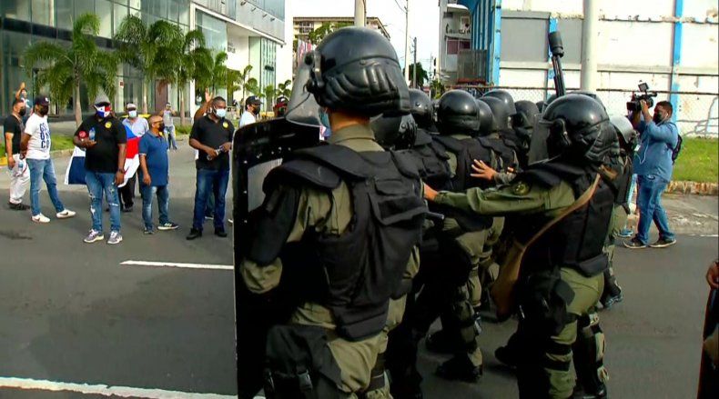 A la Cinta Costera llegaron unidades de control de multitudes para intentar reabrir la vía cerrada por los taxistas.